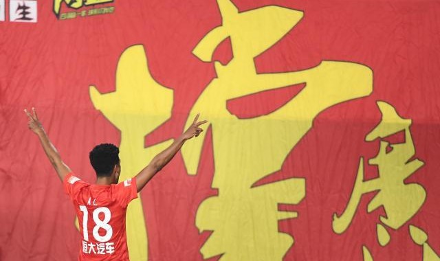 世界杯高清观看入口-广州德比国足两大归化不同命 阿兰出彩艾克森挂彩