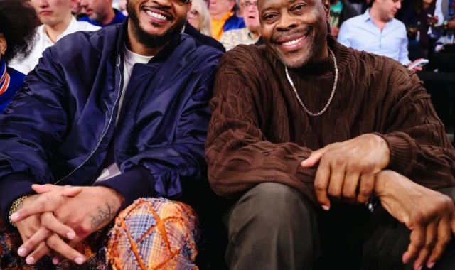 世界杯官网直播入口下载-两位伟大的球员！尼克斯社媒晒安东尼与尤因今日场边合影